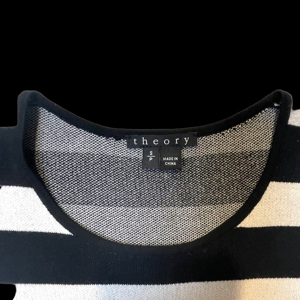 Theory Seblyn Cropped Knit Top EUC 
Size SP - Picture 6 of 7